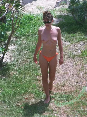 Elizabeth Jane Hurley / ElizabethHurley / elizabethhurleybeach nude photo #0016