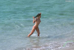 Elizabeth Jane Hurley / ElizabethHurley / elizabethhurleybeach nude photo #0020