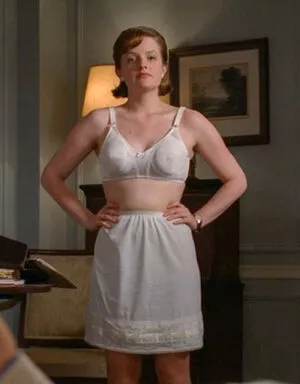 Elizabeth Moss / elisabethmossofficial nude photo #0004