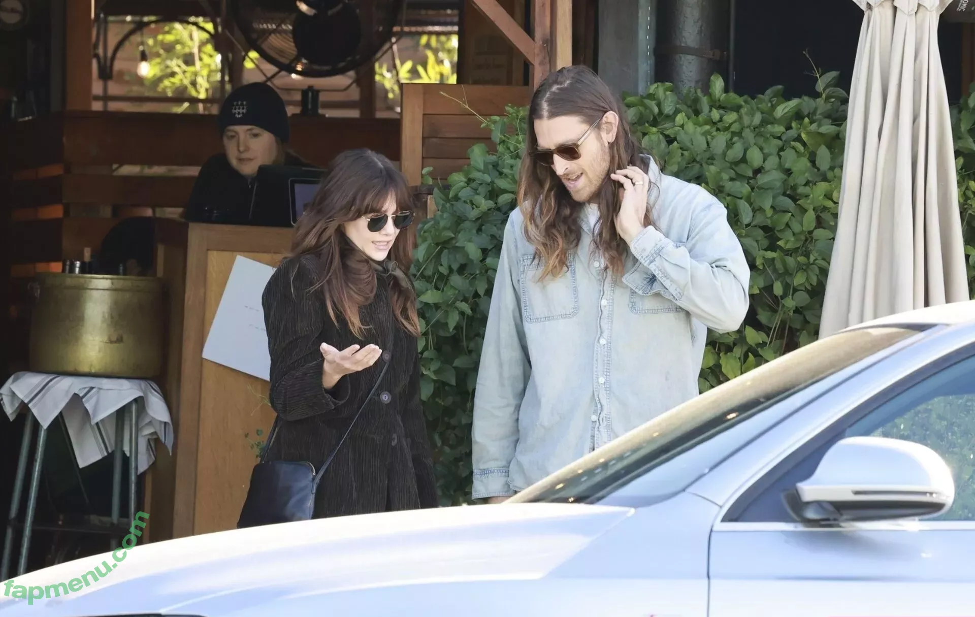 Elizabeth Olsen nude photo #2122 (elizabetholsendaily / lizabeth_olsen)