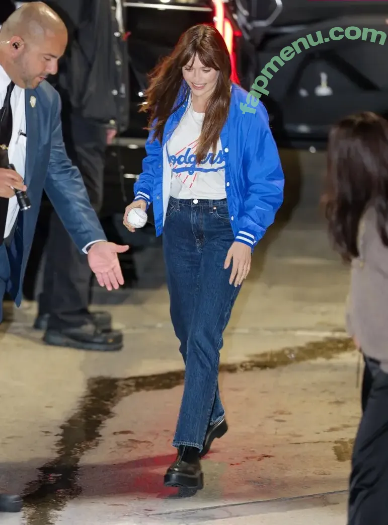 Elizabeth Olsen nude photo #2724 (elizabetholsendaily / lizabeth_olsen)