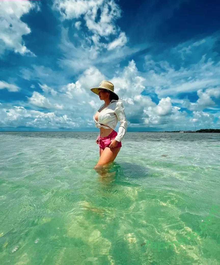 Elizabeth Ostrander nude photo #0065 (elizabetho / elizabethoceans)