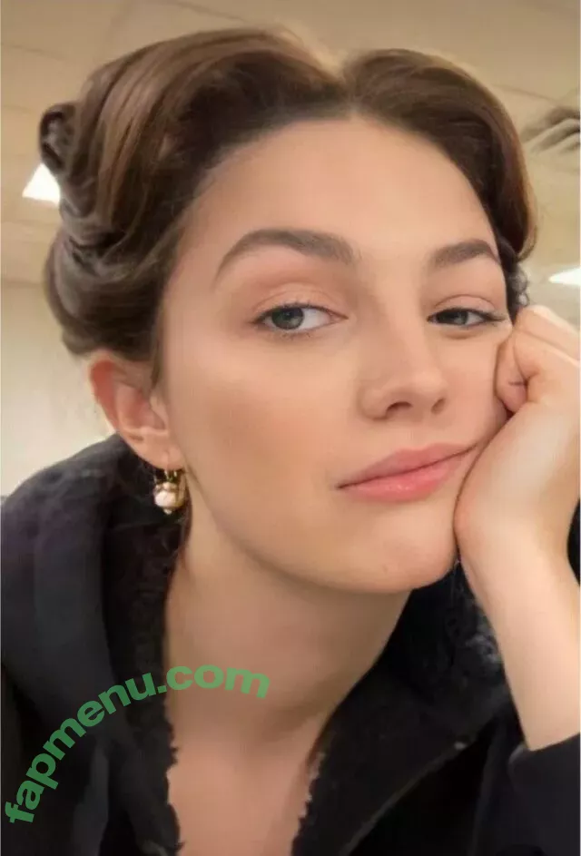 Ella Hunt nude photo #0031 (EllaHunt)
