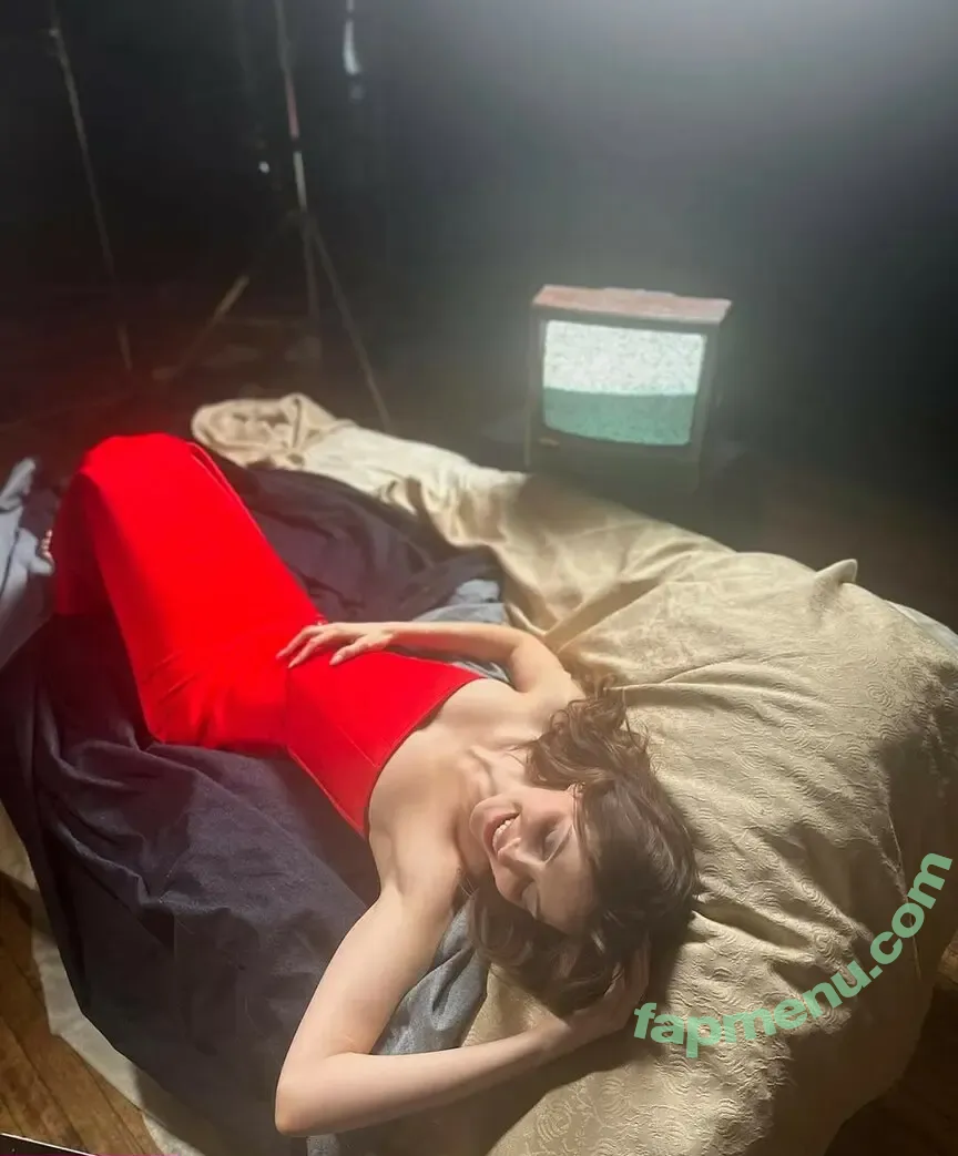 Ella Hunt nude photo #0303 (EllaHunt)