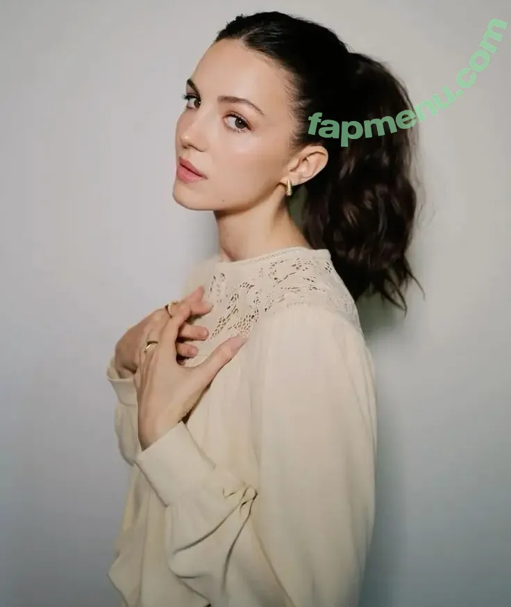 Ella Hunt nude photo #0308 (EllaHunt)