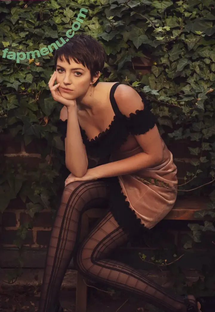 Ella Hunt nude photo #0311 (EllaHunt)