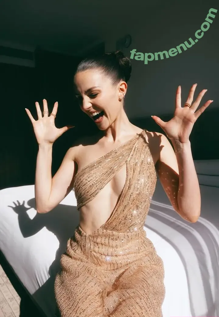 Ella Hunt nude photo #0313 (EllaHunt)