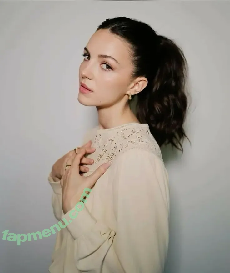 Ella Hunt nude photo #0331 (EllaHunt)