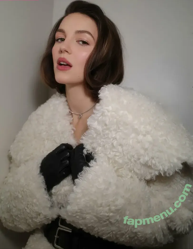 Ella Hunt nude photo #0352 (EllaHunt)