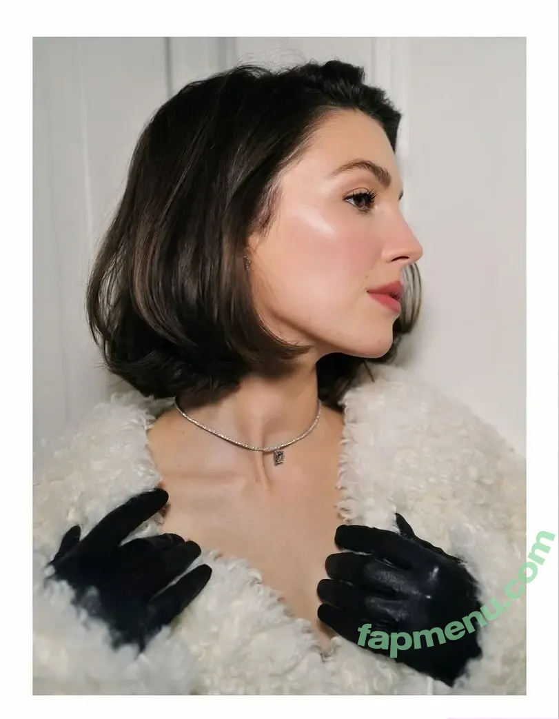 Ella Hunt nude photo #0353 (EllaHunt)