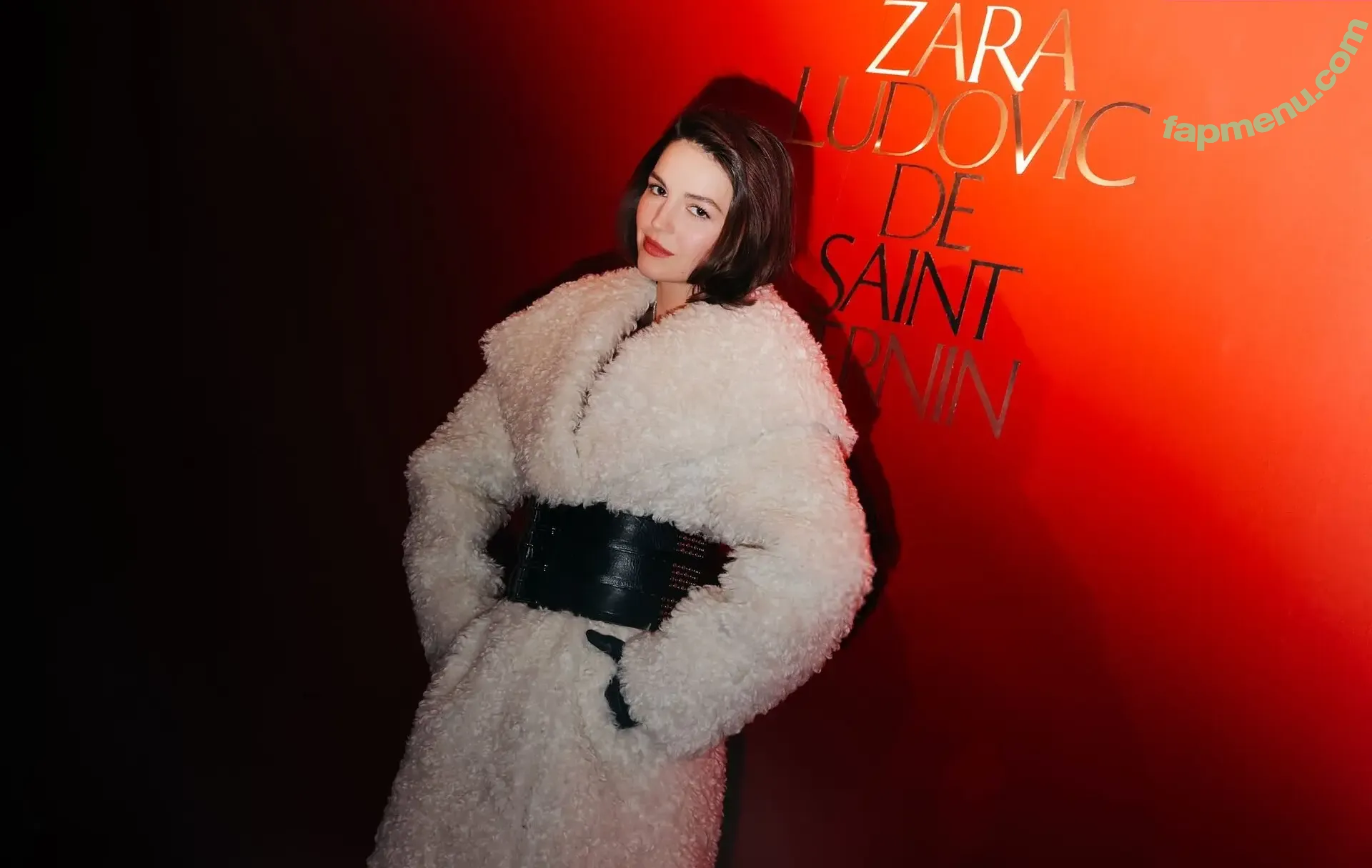 Ella Hunt nude photo #0359 (EllaHunt)