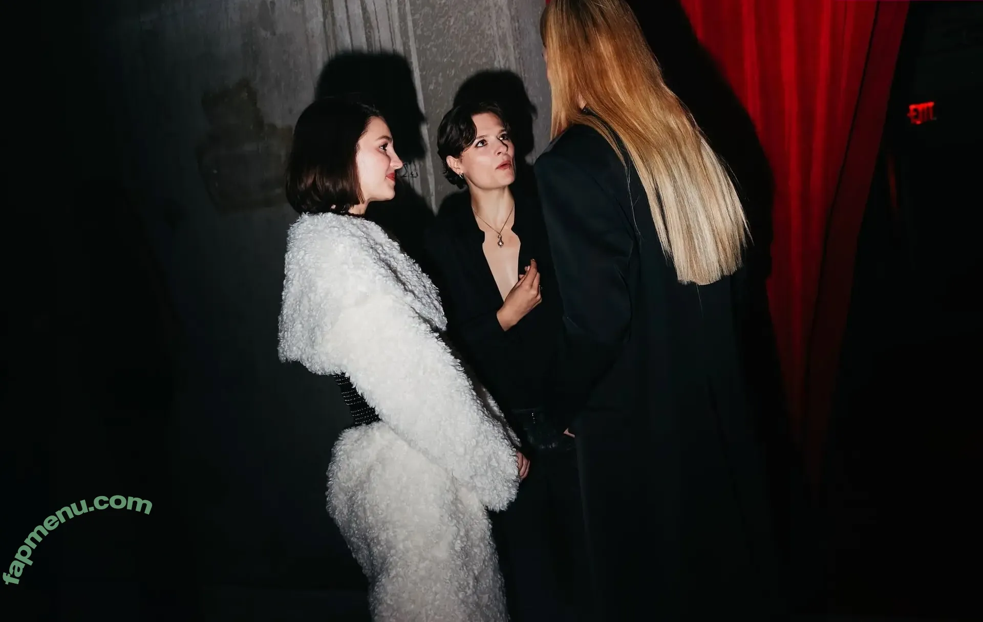 Ella Hunt nude photo #0364 (EllaHunt)