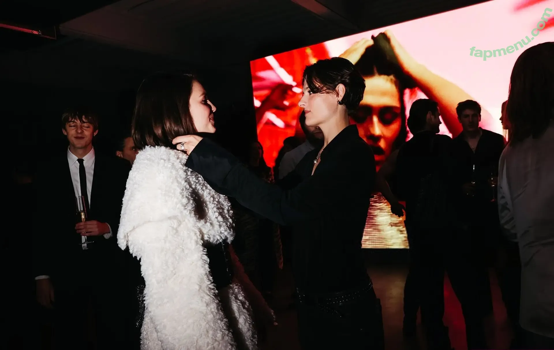 Ella Hunt nude photo #0365 (EllaHunt)