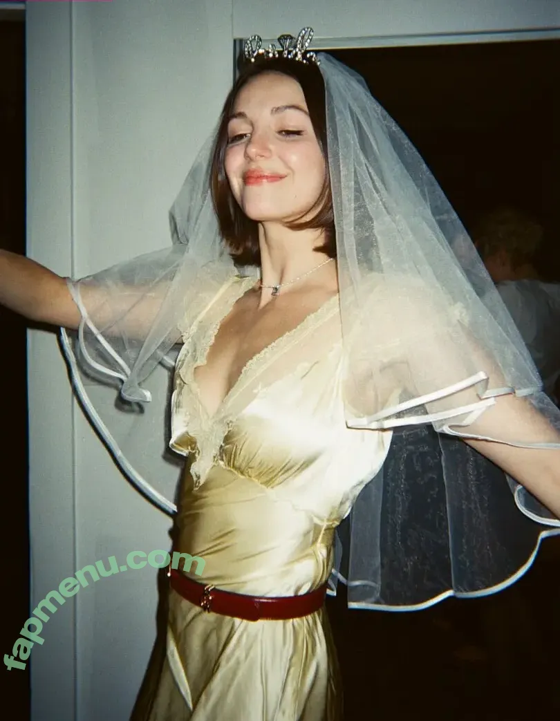 Ella Hunt nude photo #0368 (EllaHunt)