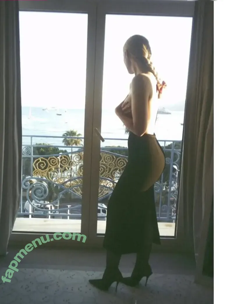 Elle Fanning nude photo #2983 (ellefanning)