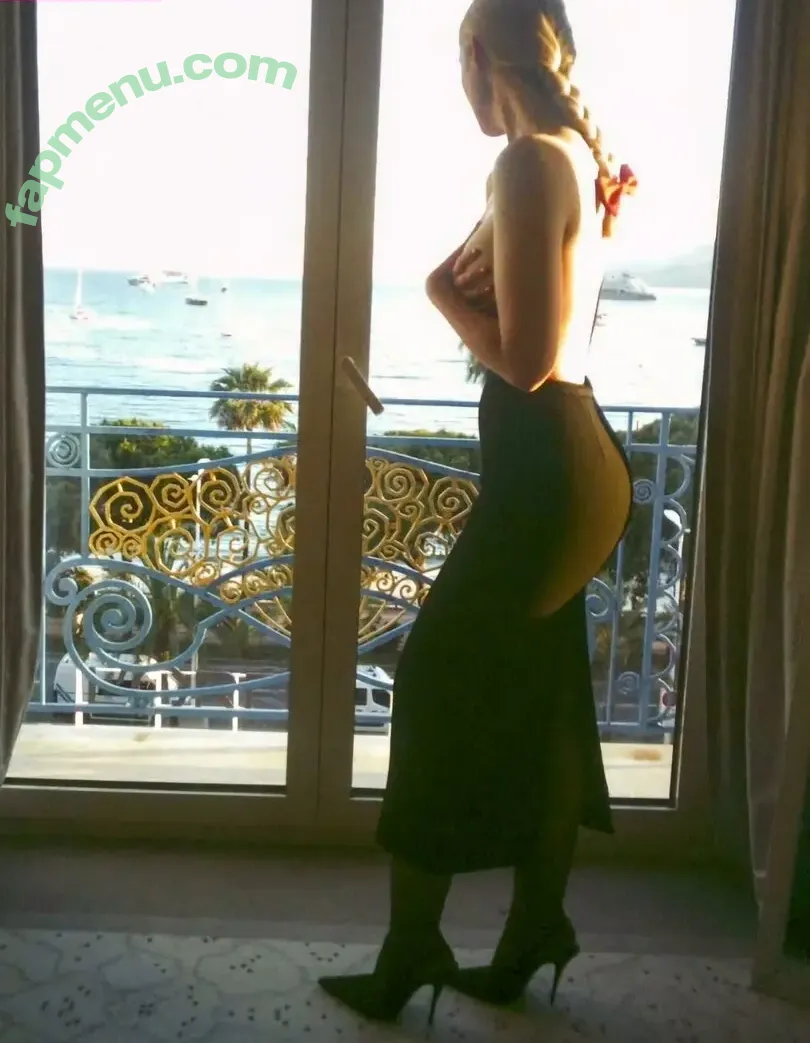 Elle Fanning nude photo #2985 (ellefanning)