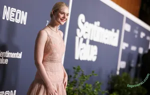 Elle Fanning / ellefanning nude photo #3675