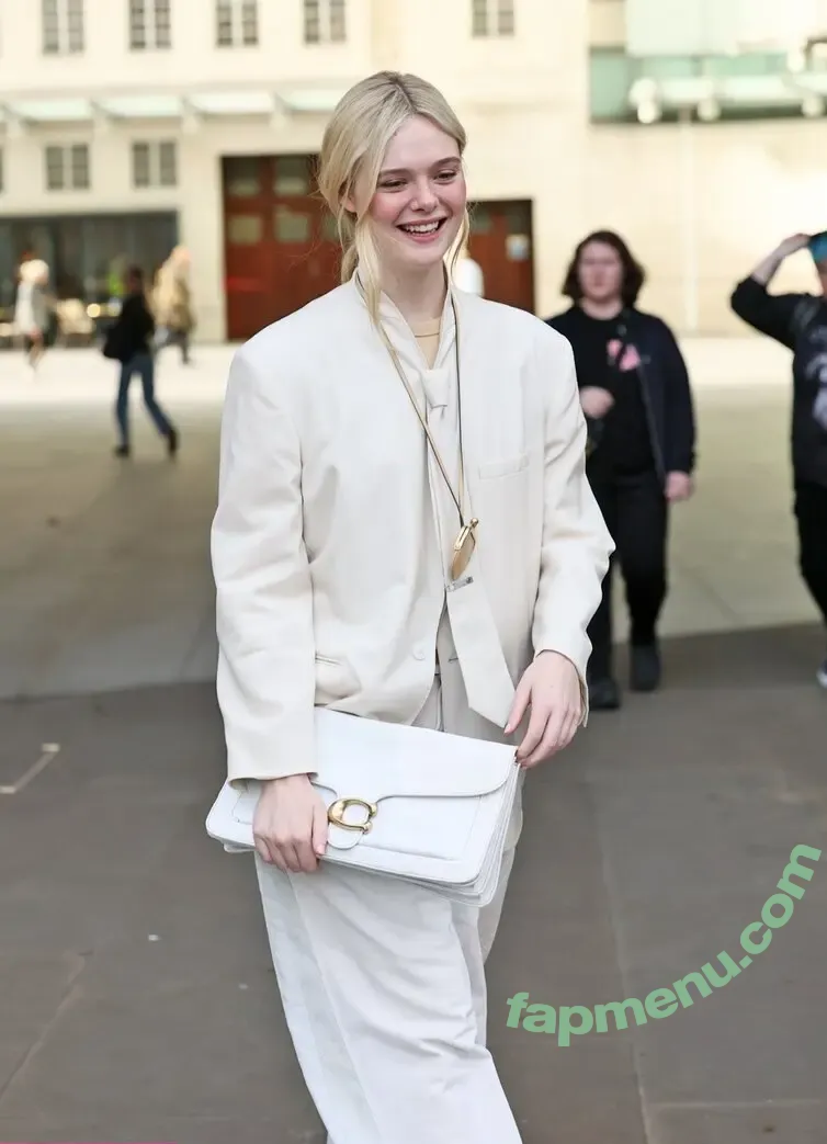 Elle Fanning nude photo #3555 (ellefanning)