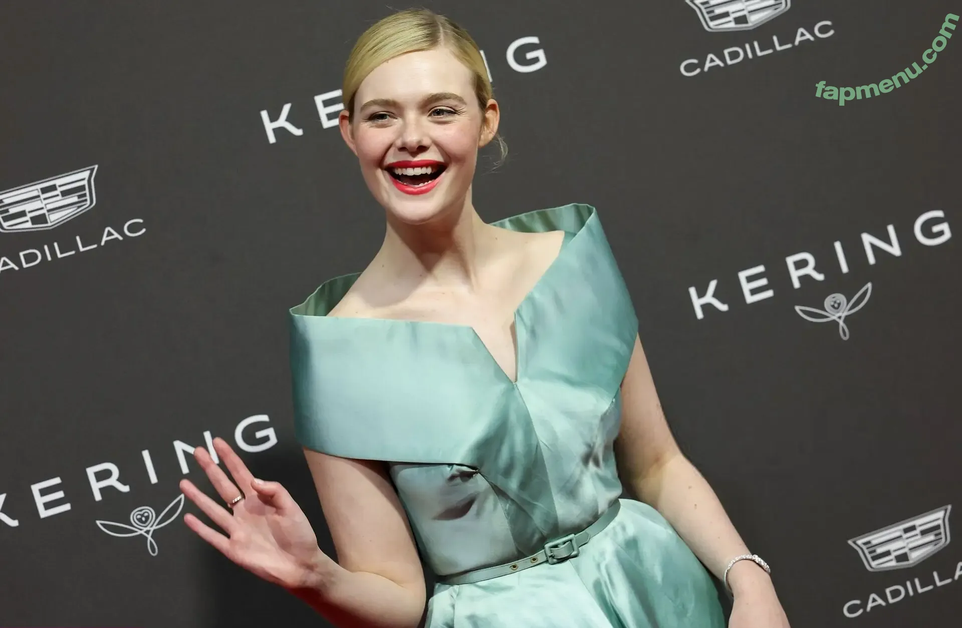 Elle Fanning nude photo #4159 (ellefanning)