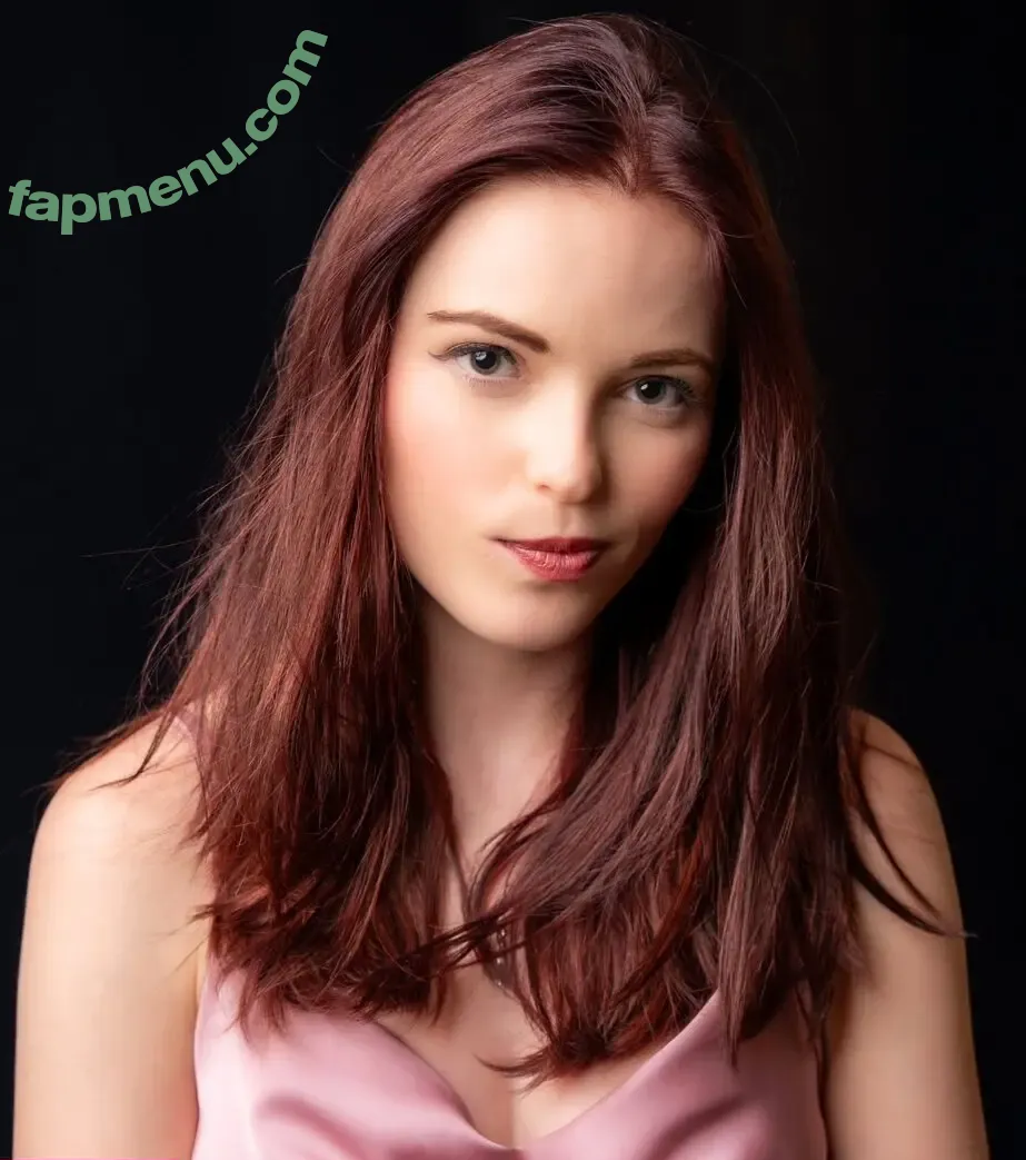 Ellie From WhatCulture nude photo #0046 (ellie.littlechild)