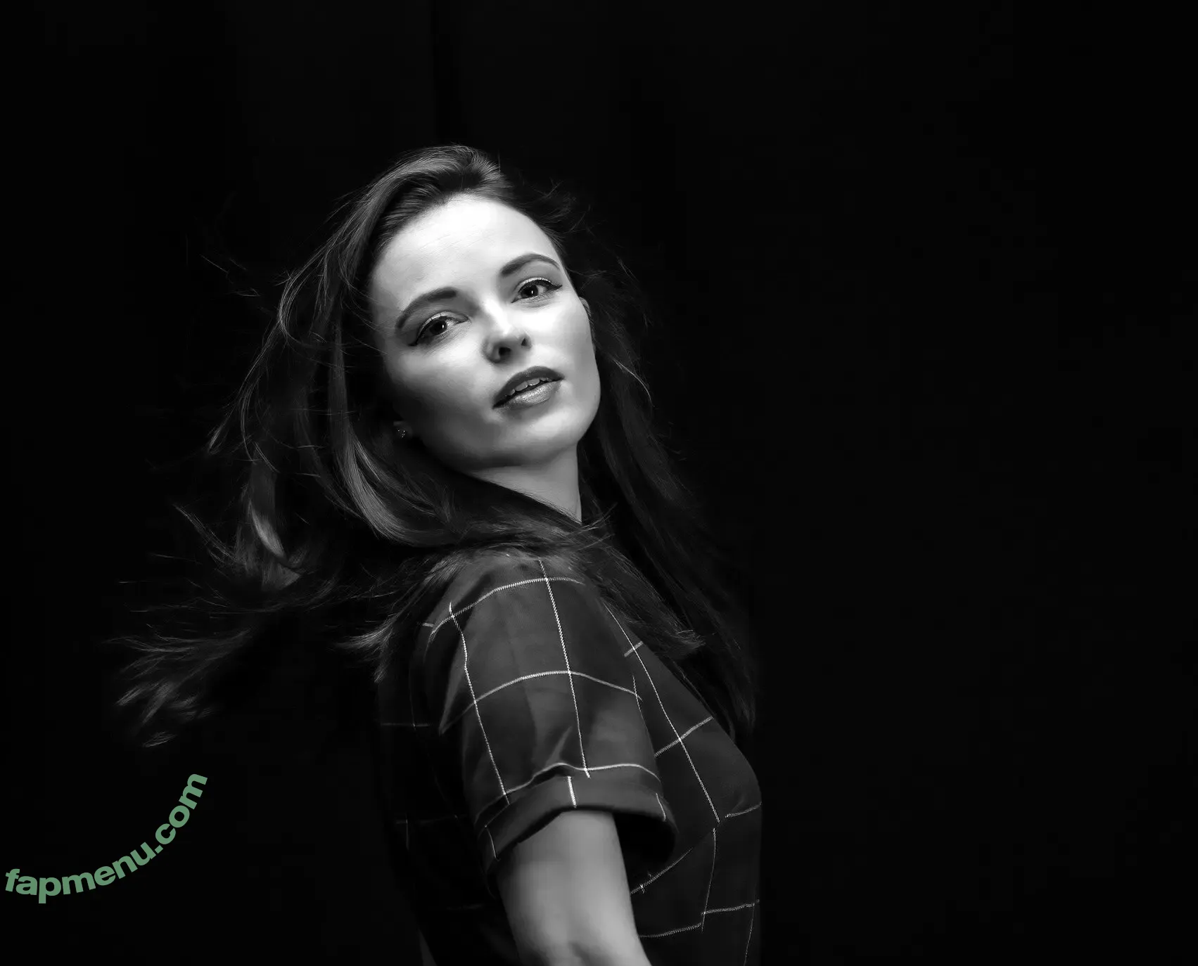 Ellie From WhatCulture nude photo #0054 (ellie.littlechild)