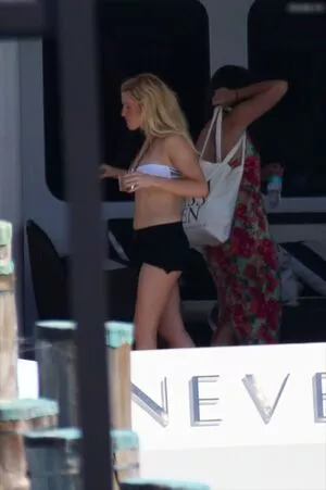 Ellie Goulding / elliegoulding / glovored nude photo #0770