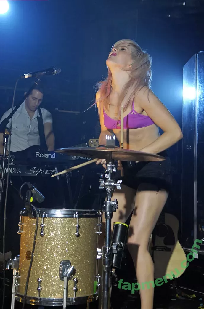 Ellie Goulding nude photo #0068 (elliegoulding / glovored)