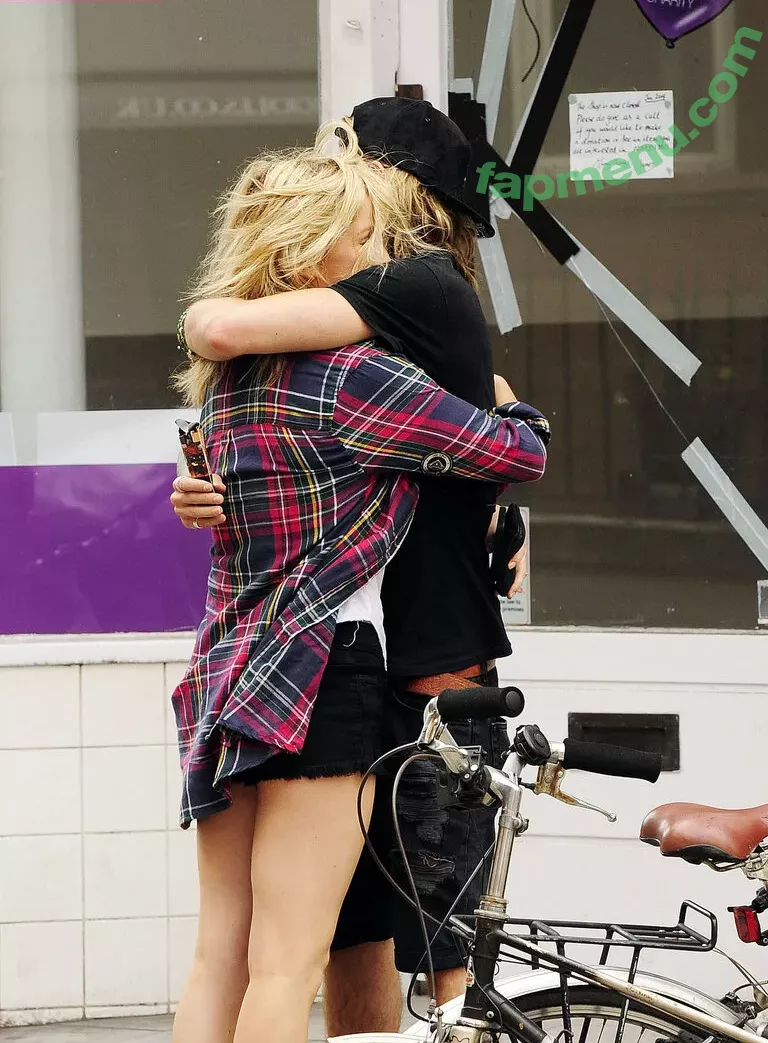 Ellie Goulding nude photo #0129 (elliegoulding / glovored)