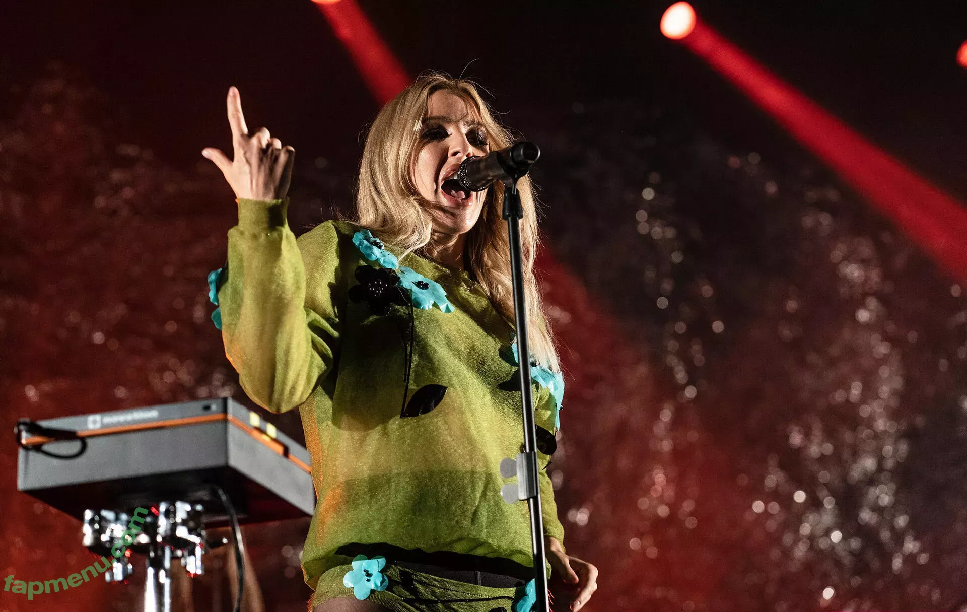 Ellie Goulding nude photo #0238 (elliegoulding / glovored)