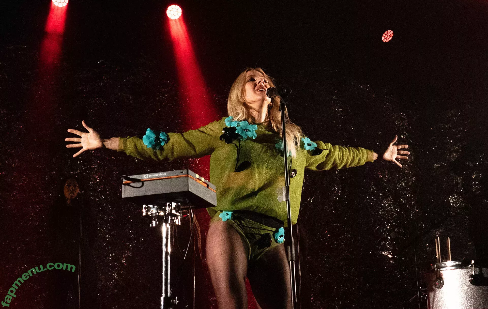 Ellie Goulding nude photo #0239 (elliegoulding / glovored)