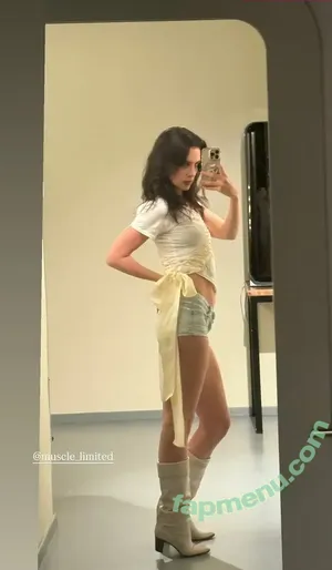 Ellie Rowsell / Wolf Alice / ellieciararowsell nude photo #0081