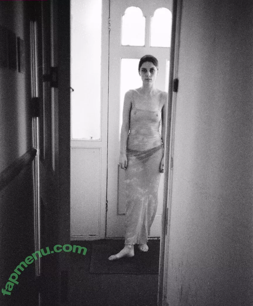 Ellie Rowsell nude photo #0005 (Wolf Alice / ellieciararowsell)