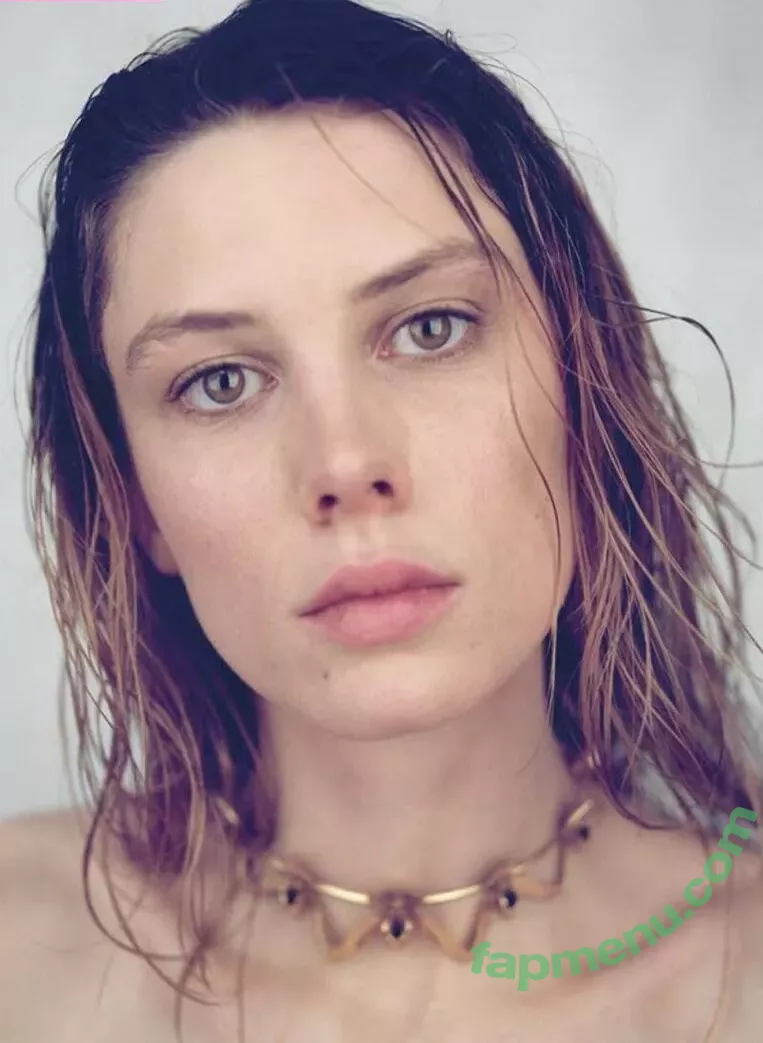 Ellie Rowsell nude photo #0027 (Wolf Alice / ellieciararowsell)