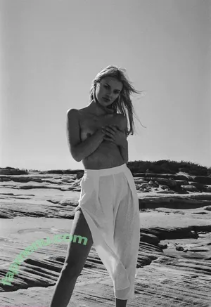 Elodie Russell / elodierussell nude photo #0003