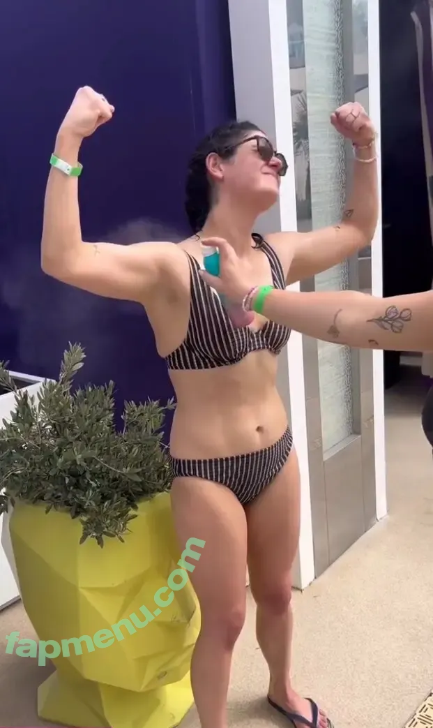 Elyse Myers nude photo #0021 (elyse_myers / violetmyers)