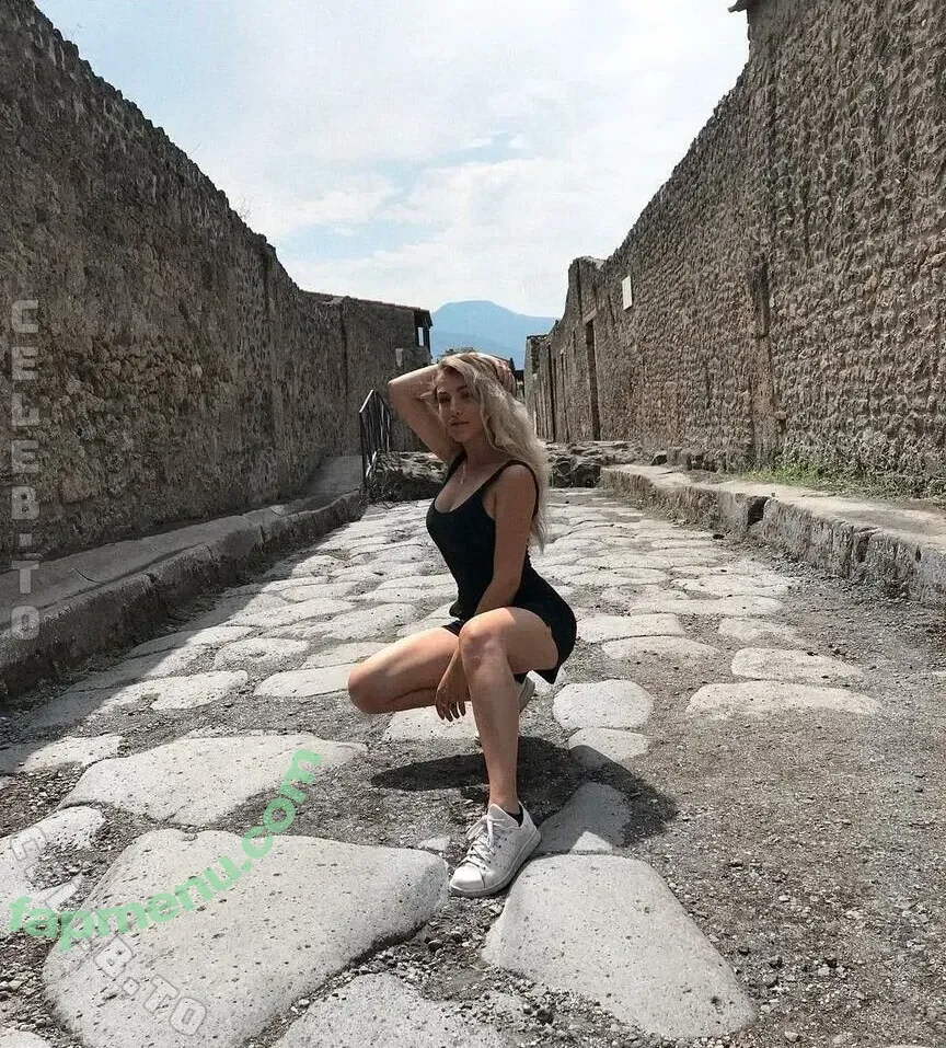 Emerome nude photo #0019 (emelinasmith / emeromee)