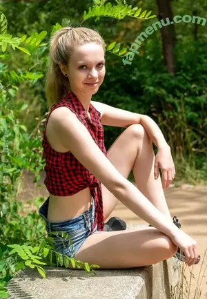 Emi Im Wunderland / Instagram / Model-Kartei / emi_im_wunderland_ / posts nude photo #0918