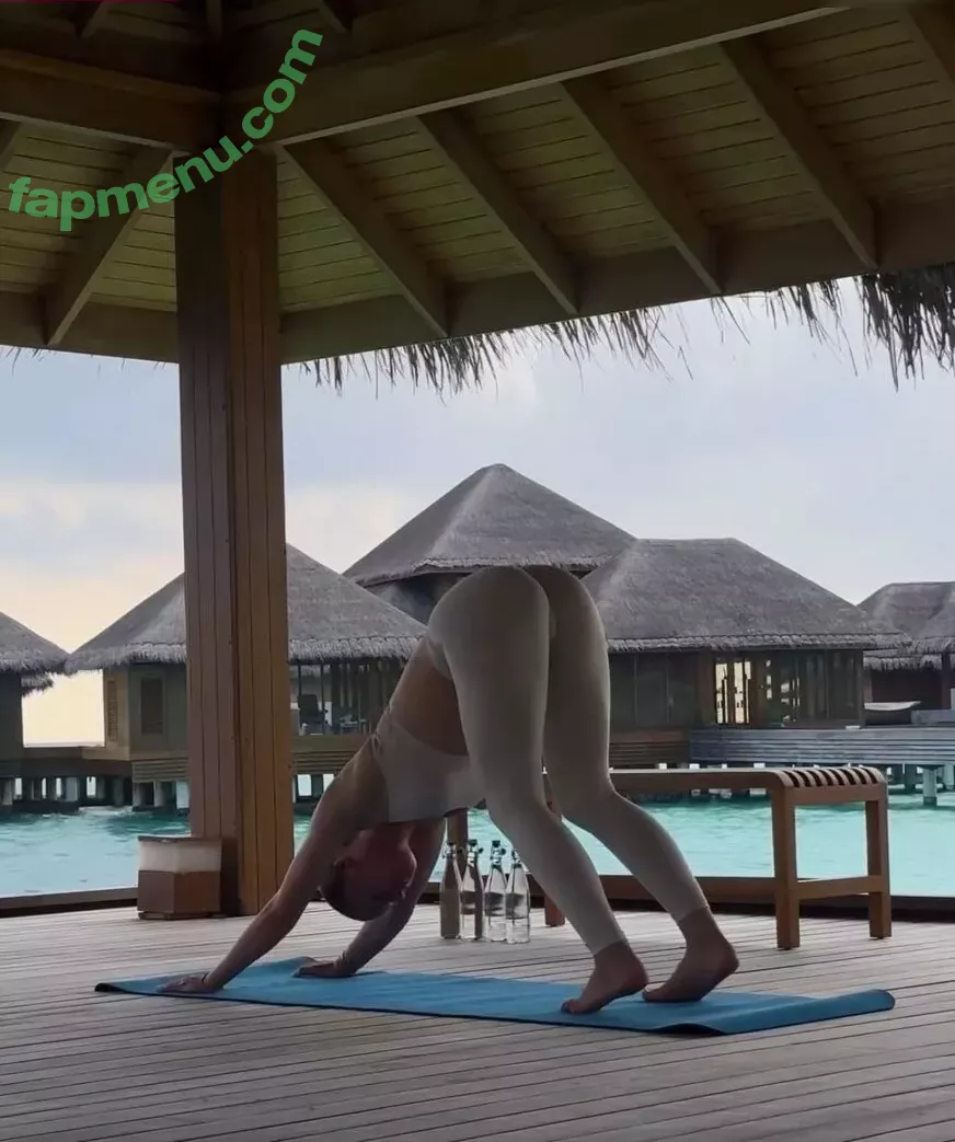 Emilia Bte nude photo #0597 (Emilia / emiliaofficial)