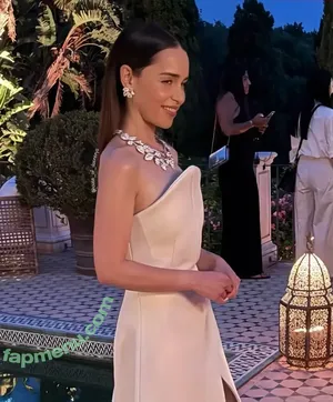 Emilia Clarke / clarkeyxo / emilia_clarke nude photo #0002