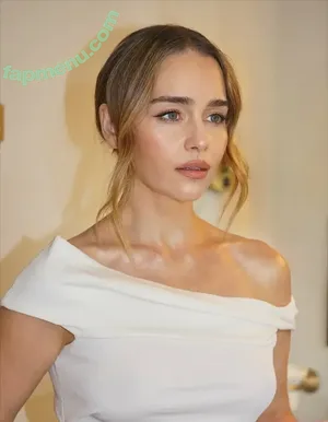 Emilia Clarke / clarkeyxo / emilia_clarke nude photo #0125