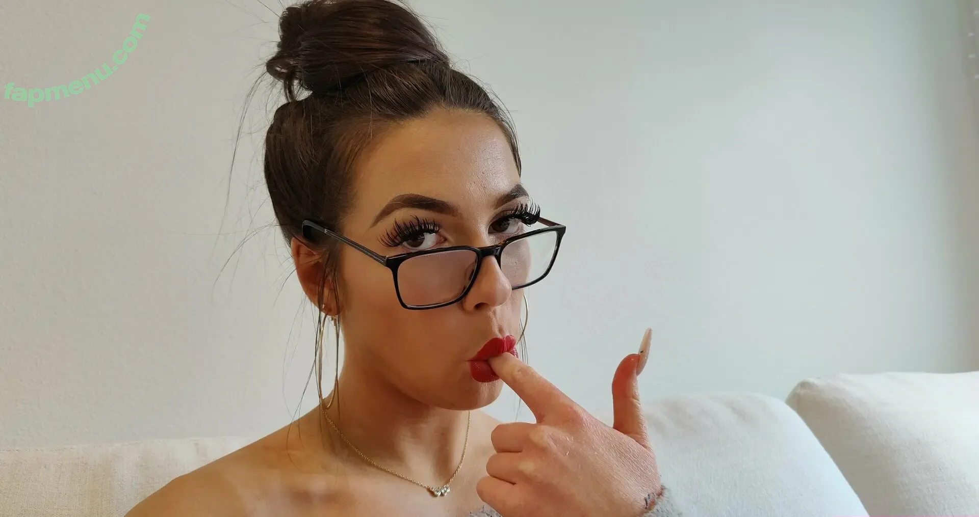 emilia.xo nude photo #0051 (emiliaxocosmetics)