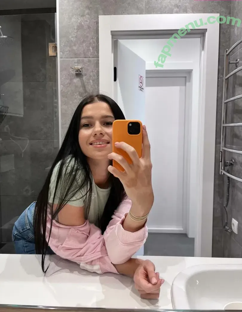 EmiliAAA nude photo #0004 (EmiliAAA)