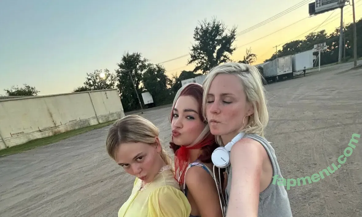 Emily Alyn Lind nude photo #0280 (emilylind)