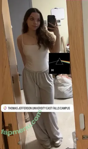Emily Bennington / emily.benningtonxo nude photo #0002