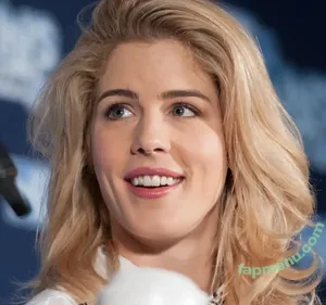 Emily Bett Rickards / emilybett nude photo #0161