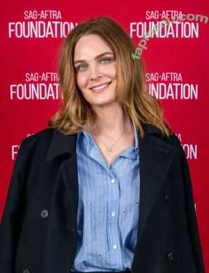 Emily Deschanel / emilydeschanel nude photo #0044