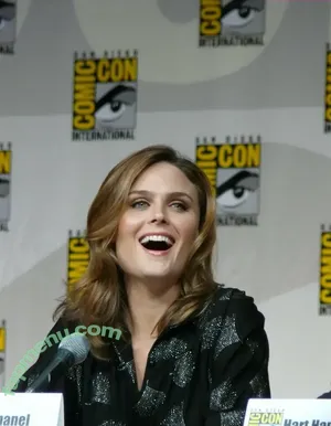 Emily Deschanel / emilydeschanel nude photo #0079