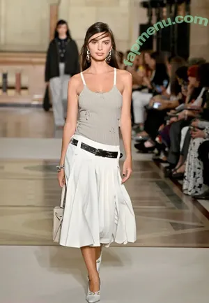 Emily Ratajkowski / emrata nude photo #9116