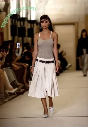 Emily Ratajkowski / emrata nude photo #9122