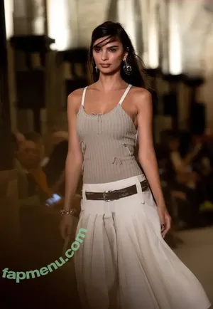 Emily Ratajkowski / emrata nude photo #9124